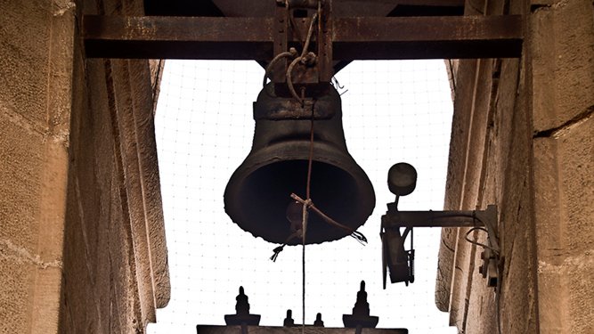 A dalt, la campana dels Quarts. Sota, la de l'Oració