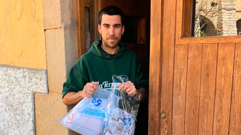 Jordi Palou, representant veïnal d'Altet, rebent les mascaretes