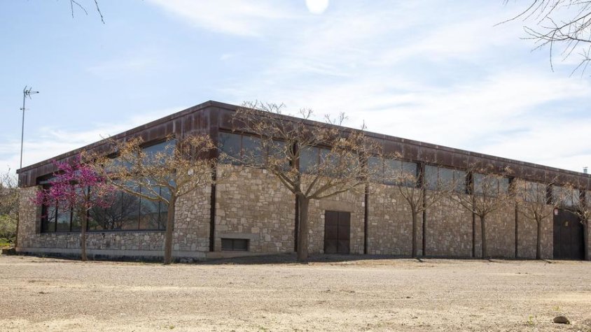 Vista general del pavelló municipal, a la coberta del qual posaran plaques fotovoltaiques