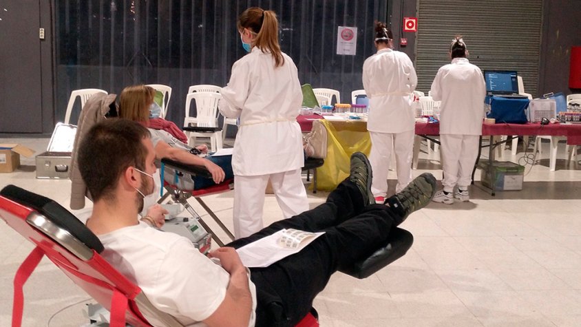 Voluntaris donant sang aquest matí a Tàrrega