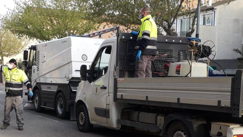Treballs de desinfecció que està realitzant aquests dies l’equip de serveis municipals de l’Ajuntament d’Agramunt