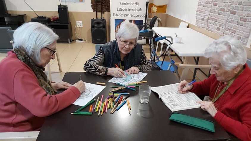 Usuàries de la Llar d'Avis del Carme pintant