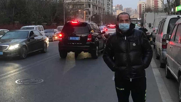 Marc Carballo passejant pel carrer a la Xina