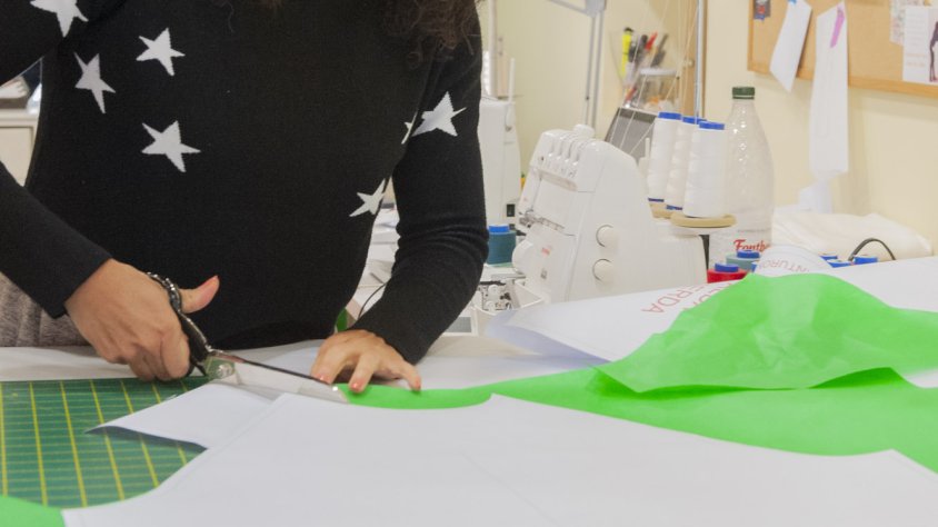 Alba Minguella ha dissenyat el prototip de bata que confecciona la xarxa