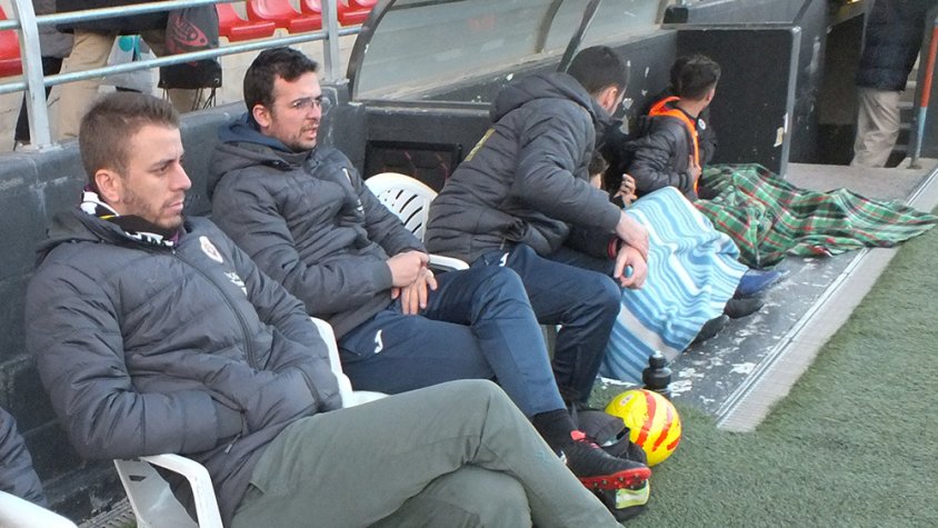 Edu Berrocal assegut a la banqueta