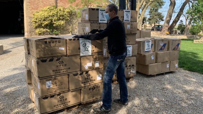 David Borda, de Vivers Borda de Castellserà, amb les caixes de màscares que van arribar ahir de la Xina