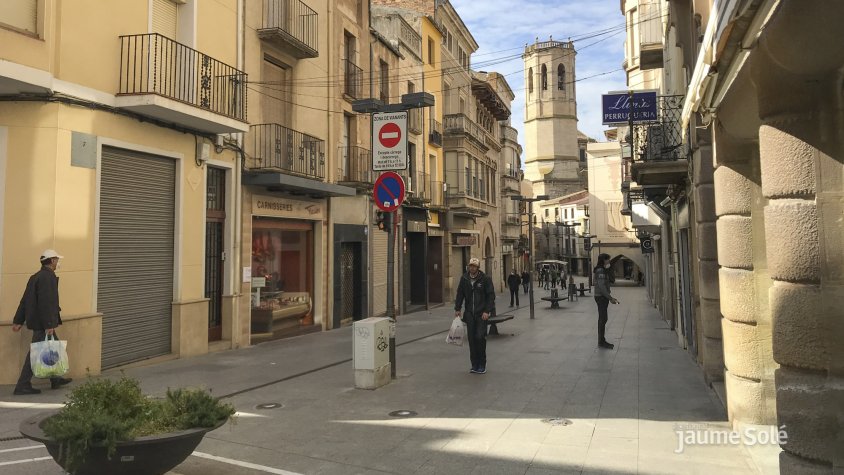 El centre comercial de Tàrrega aquest dilluns, dia de mercat