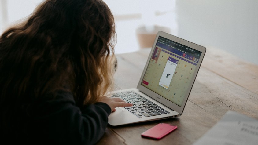 Una noia davant de l'ordinador