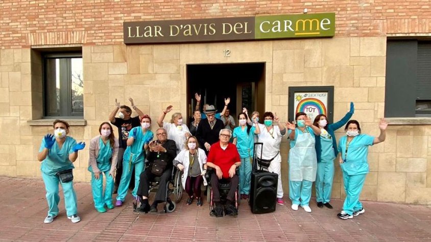 Residents i personal confinat van sortir a la porta de la llar d'avis per agrair les mostres de suport