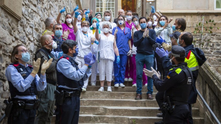 Moment que els agents van accedir al pati interior per aplaudir els avis