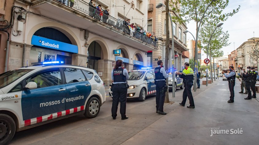 Usuaris i treballadors van sortir al balcó de l'edifici per rebre els aplaudiments