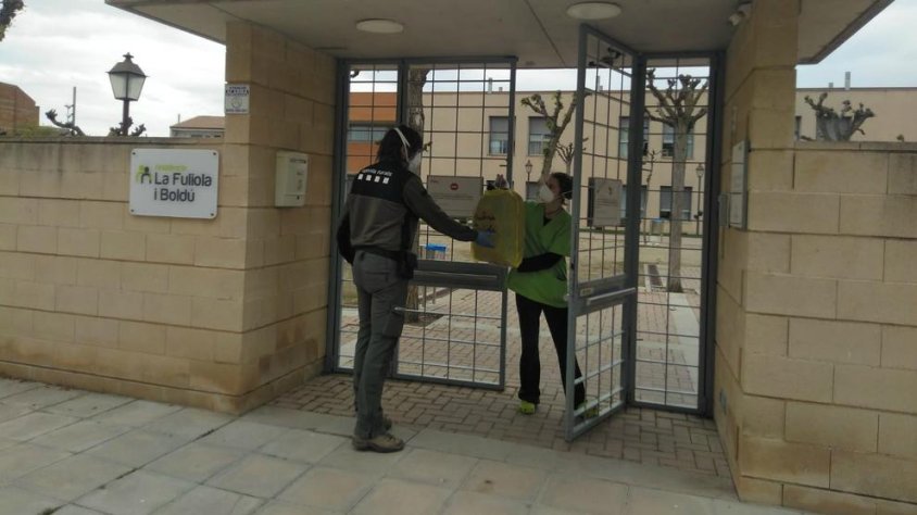 Un agent rural va entregar ahir material sanitari en residències com la de la Fuliola i Boldú