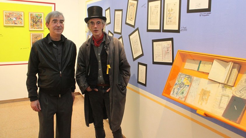 L'escriptor Enric Casasses al costat de Xavier García en la inauguració de la mostra que se li va dedicar l'any passat