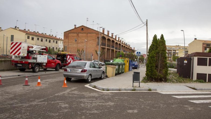 Operaris d’Endesa treballant ahir a Tàrrega