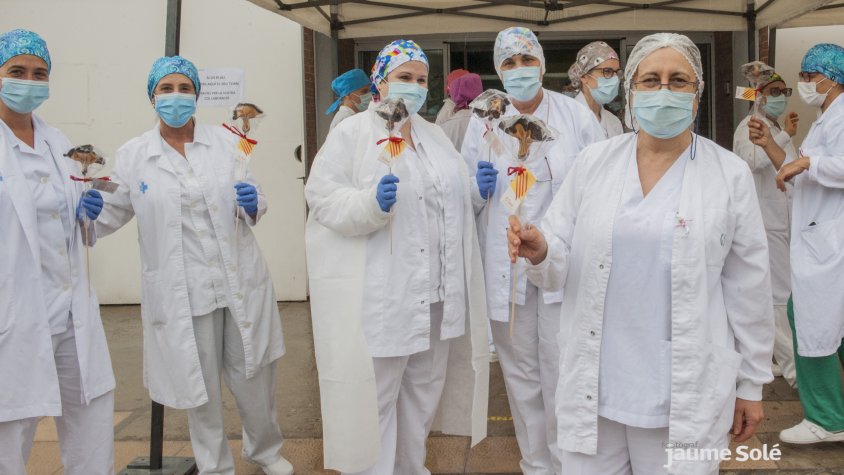 Aquest matí l'obrador ha lliurat les primeres roses de galeta per agrair la tasca del personal sanitari al CAP de Tàrrega