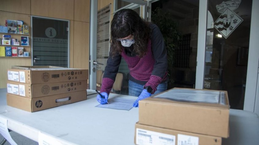 Bellpuig reparteix dispositius informàtics entre els alumnes més vulnerables