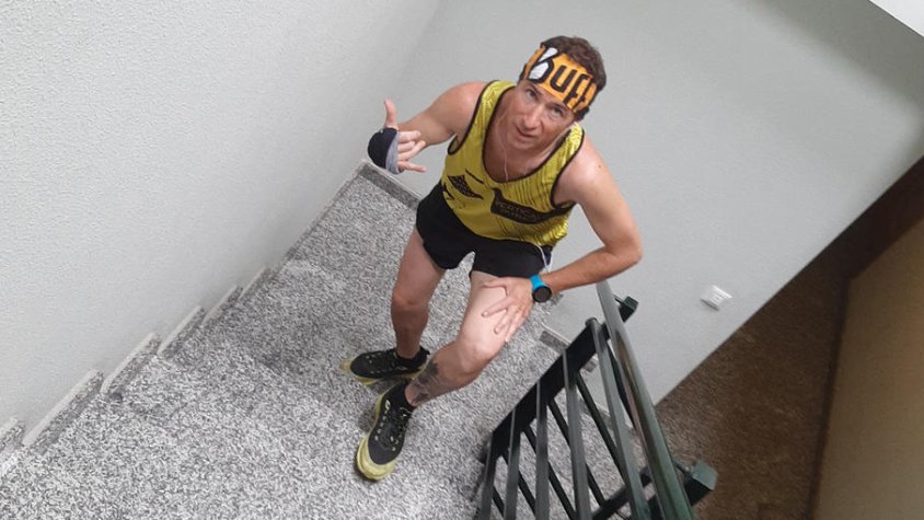 Raül Arenas, durant el repte simulant una carrera de muntanya