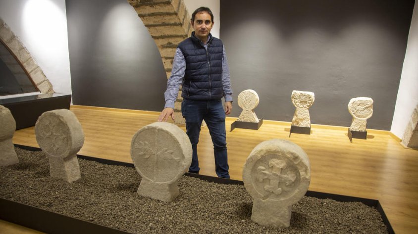 L’alcalde de Preixana, Jaume Pané, amb les esteles al nou espai museístic de Sant Llorenç