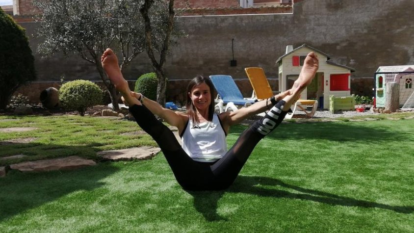 Sílvia Puigarnau fent un exercici a les classes online al jardí de casa, a Agramunt