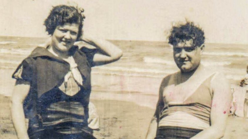 La Maria Castellà i en Lluís Plassa a la platja, abans del 1936
