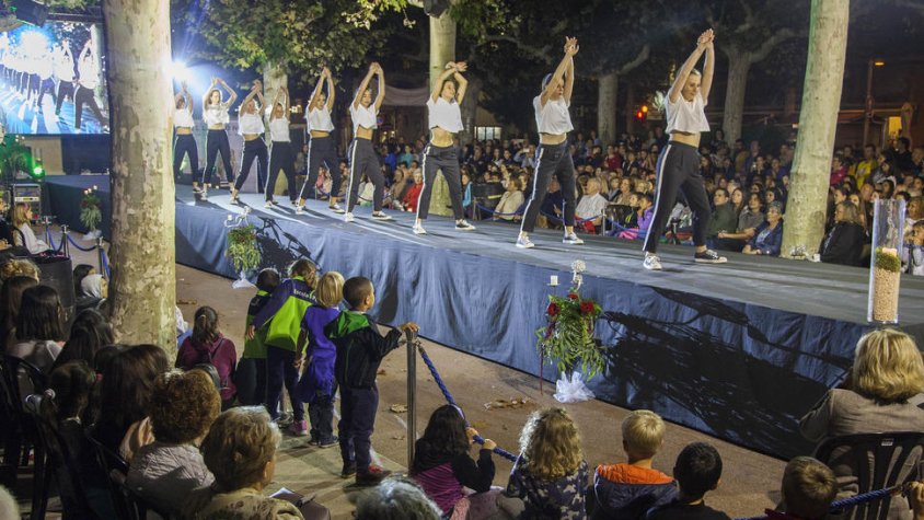 El Gyas va amenitzar la desfilada de moda que va omplir la plaça de Carme de gom a gom