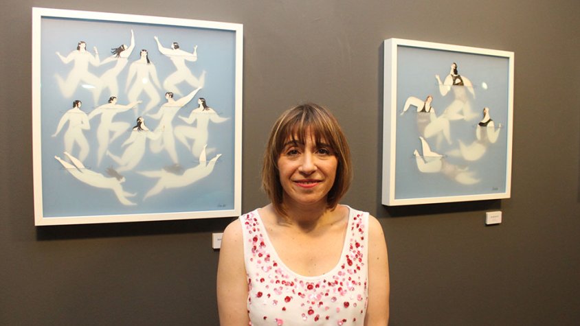 Sònia Alins amb dues de les obres que es poden veure al Museu