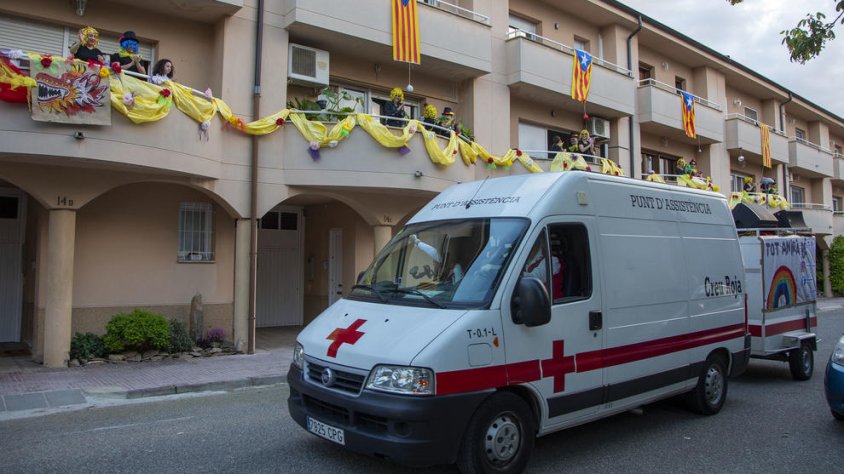Vehicles de Creu Roja, un punt assistencial, un cotxe i una bici van circular per tots els carrers de la capital del Sió animant els veïns a cantar i ballar des dels balcons