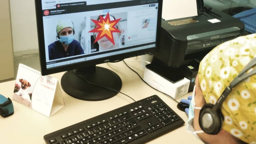 Una professional del CAP fent una vídeotrucada amb un pacient