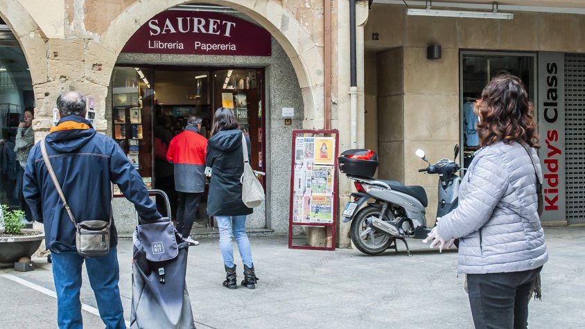 Clients esperant-se a les portes de la Llibreria Sauret