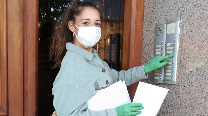 Una de els voluntàries repartint mascaretes