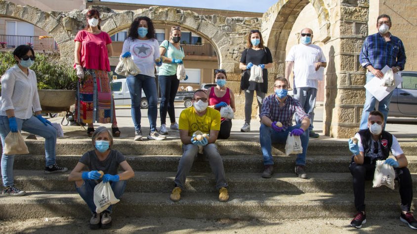 La brigada que va fer possible mantenir la tradició, protegits amb mascaretes i guants