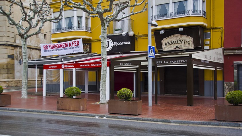 Establiments de restauració tancats de la plaça del Carme de Tàrrega durant el confinament