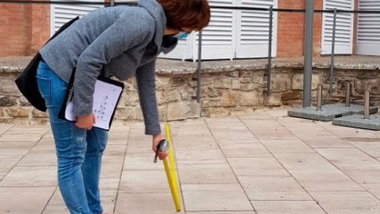 Aquesta setmana a la Cafeteria Ateneu mesuraven distàncies per saber on han d'ubicar les taules