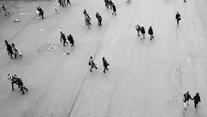 Persones caminant per un carrer