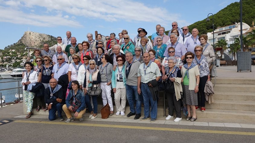 Foto de família del grup del Cor de Maria al port de l'Estartit