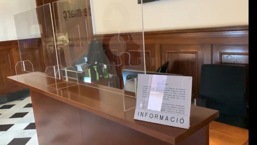 Mampares instal·lades a la recepció de la Diputació de Lleida, el 12 de maig del 2020