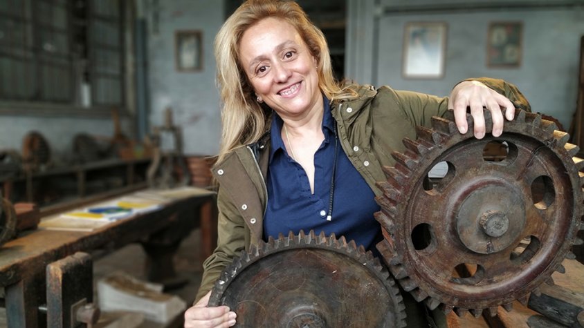 Roser Miarnau, tècnica del Museu Tàrrega Urgell, mostra els engranatges que mouen l'embarrat