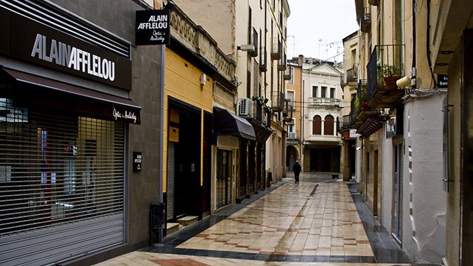 El carrer de Santa Anna de Tàrrega buit durant el confinament total