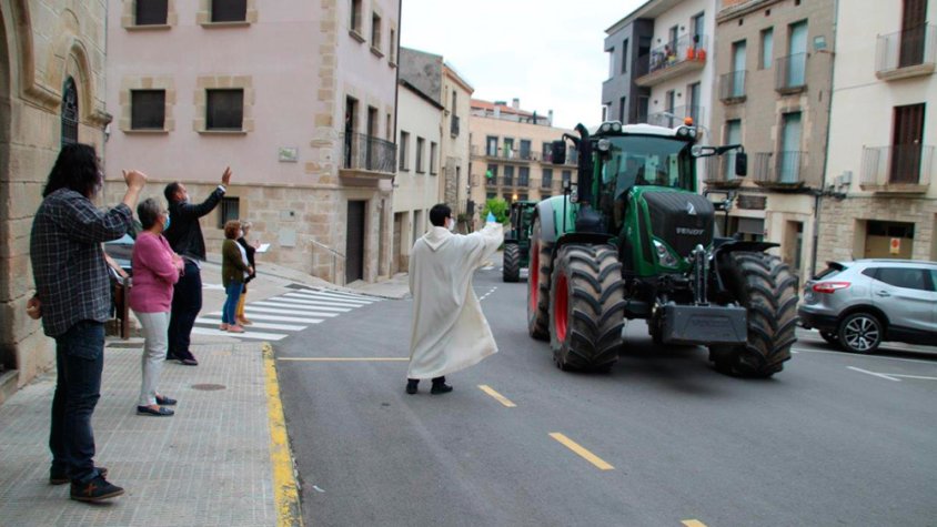 El mossèn de Bellpuig beneint un dels tractors participants en la desfilada dels Tres Tombs