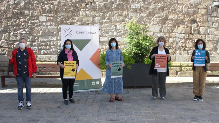 Begonya Galceran, Marta Sans i Marc Roselló, portaveus de Foment Tàrrega, amb l’alcaldessa Alba Pijuan Vallverdú i la regidora de Promoció Econòmica, Núria Robert, a l’acte de presentació de la nova campanya