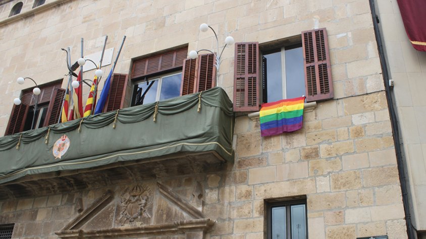 La bandera multicolor penjada a la façana de l'Ajuntament aquest dissabte