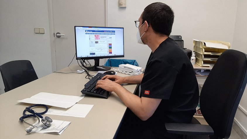 Un professional del CAP treballant a la seva consulta