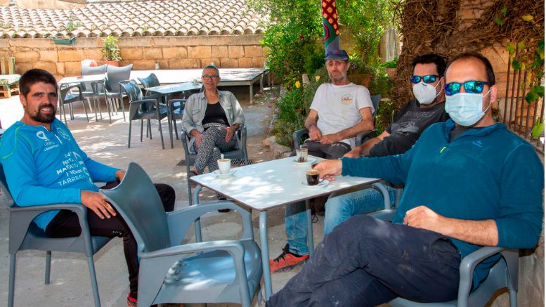 Un grup de veïns de Maldà, ahir davant d’unes tasses de cafè a la terrassa del bar Centro de Maldà