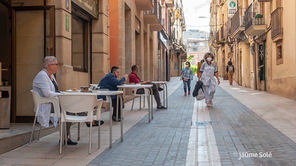 Clients asseguts en una terrassa del carrer Agoders aquest dilluns