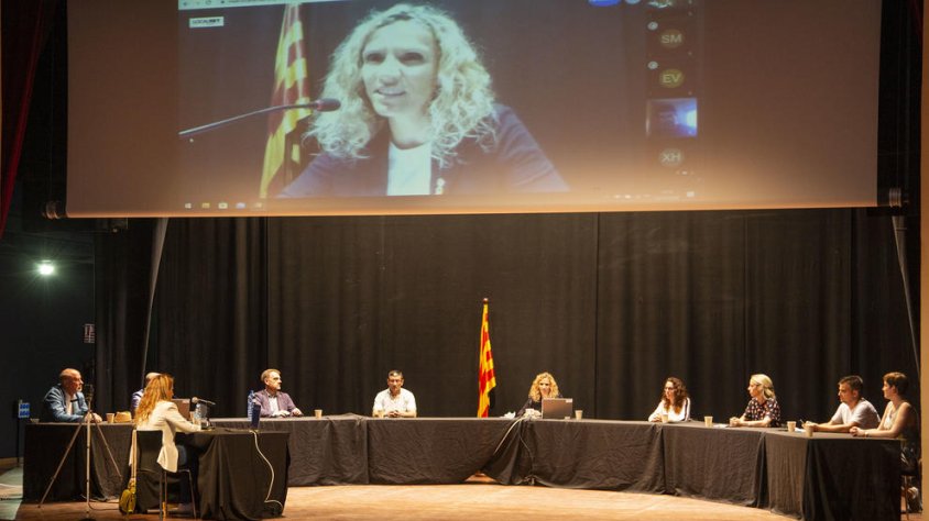 Fernàndez va ser investida en un ple celebrat amb nou edils al Casal i quatre connectats des de casa