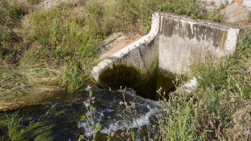 Imatge de la construcció que provoca les inundacions