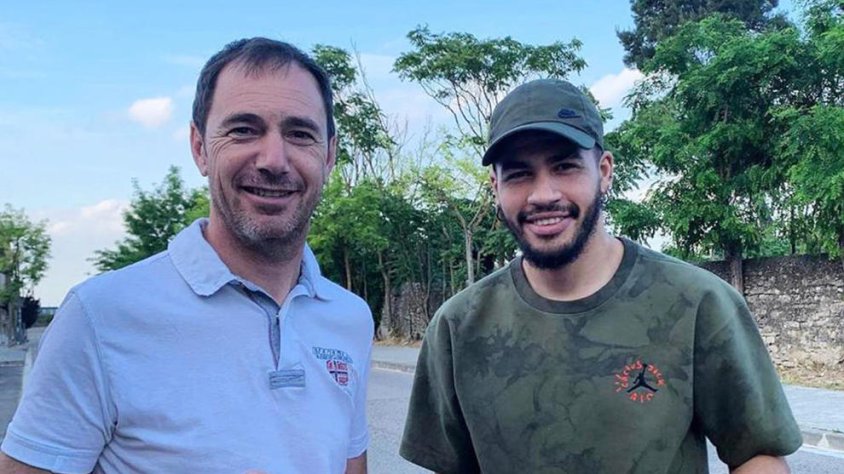 El director tècnic, Xavier Oliver, al costat de Boumedol Hichem