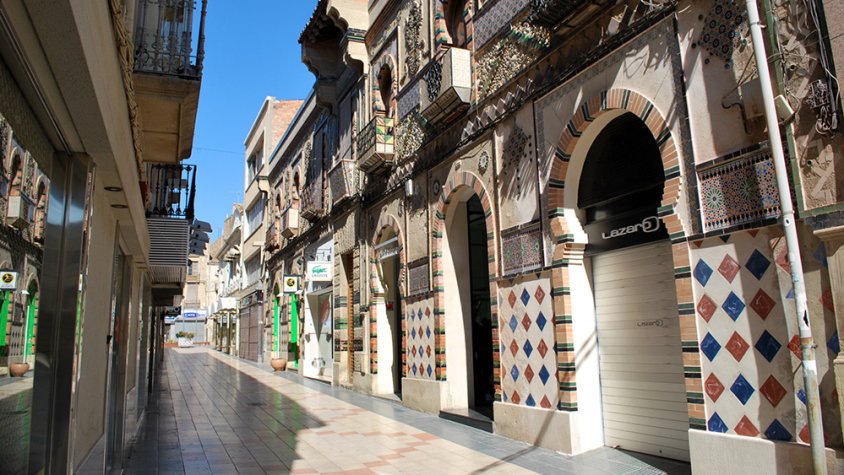 Panoràmica del carrer Santa Anna sense cap vianant
