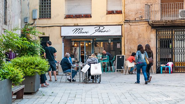 Clients asseguts a la terrassa d'un establiment de la plaça dels Àlbers