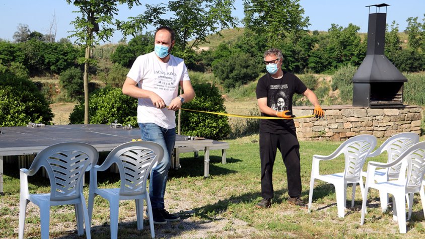 L'alcalde de Castellserà, Marcel Pujol, l'actor Jordi Pedrós, fixant les distàncies de seguretat entre les cadires del públic del festival Desescal-ART